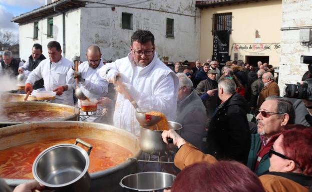 Los barrios se sienten «indefensos» e «impotentes» y acusan al PP de querer «cargarse» las fiestas