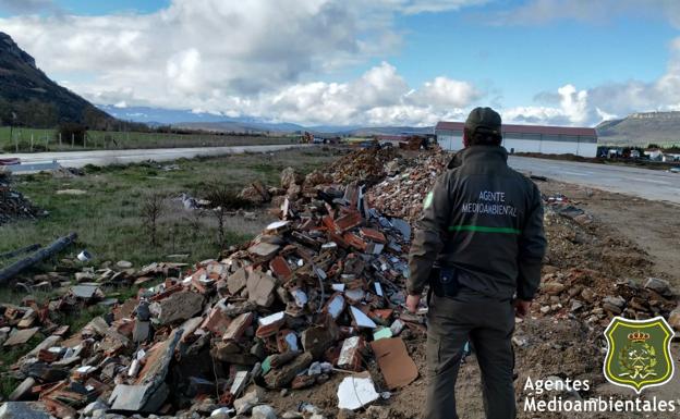 Los agentes medioambientales están «cerca» de pillar al autor de un vertido incontrolado de residuos en Merindad de Montija