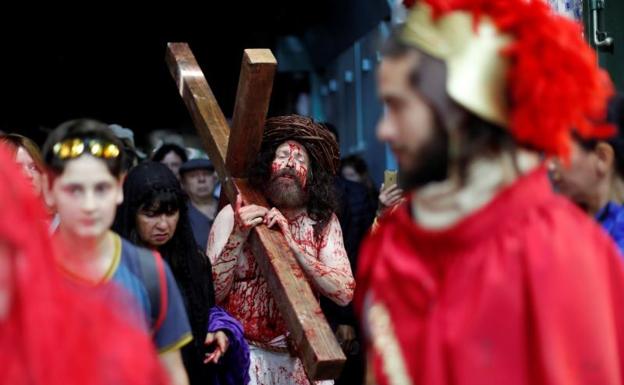 Los cristianos recrean con fervor el vía crucis de Jesús en las callejuelas de Jerusalén