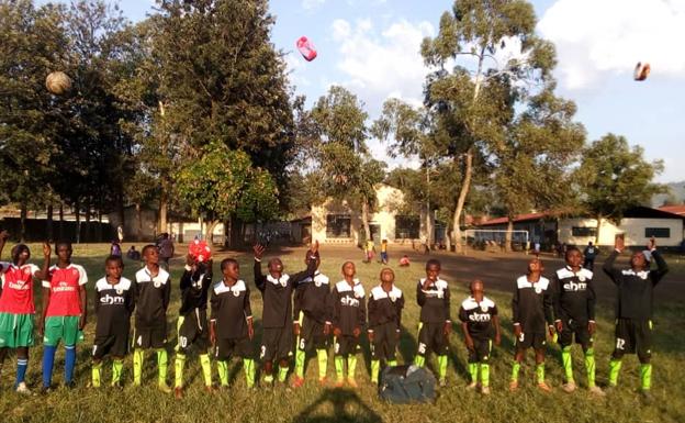 La Fundación del Burgos CF envía otra remesa de camisetas para niños del Congo