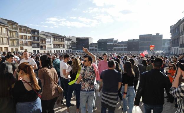 Miles de personas desbordan Peñafiel en la concentración de Charangas