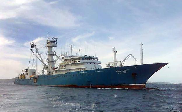 La fragata 'Navarra' entrega a Seychelles a los piratas que atacaron a un atunero español