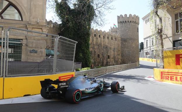 Bottas saca la 'pole' de la accidentada clasificación de Bakú