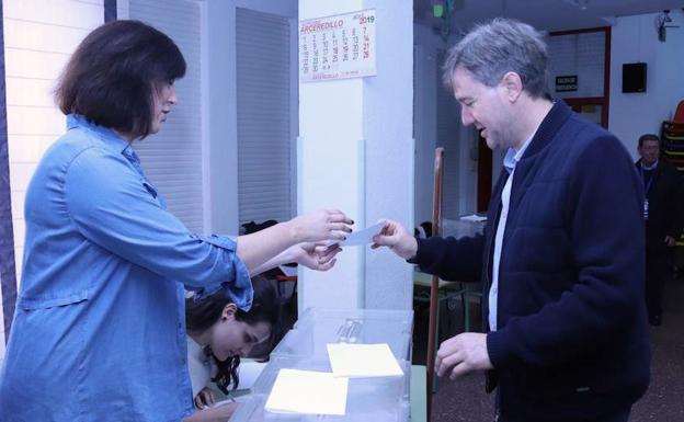 Javier Lacalle vota ante su mujer