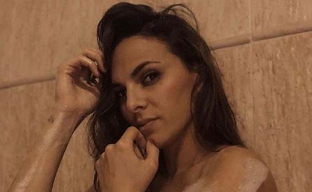 Irene Rosales posa completamente desnuda en la bañera