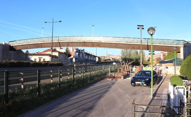 La pasarela de El Crucero ya está colocada sobre la autovía