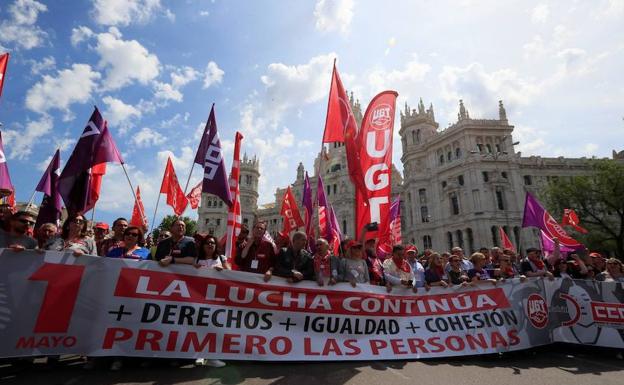 CC OO y UGT alertan en un 1 de mayo de baja movilización de que no basta con ir a las urnas