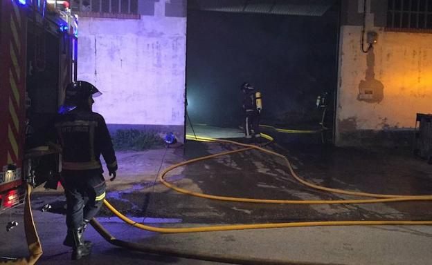 Un incendio destruye un almacén de paja de Melgar de Fernamental