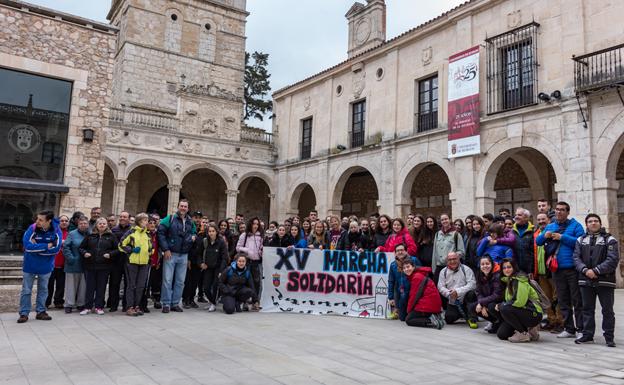 Un centenar de personas participa en la marcha del proyecto UBU Bangalore a pesar del mal tiempo