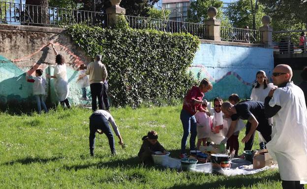 El mural burgalés del río Arlanzón sigue creciendo para concienciar sobre el respeto al medio ambiente