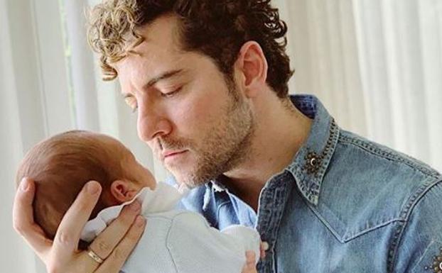 Bisbal celebra el primer mes de su hijo Matteo