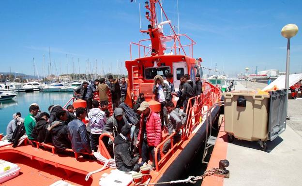 Muere una mujer y desaparece un niño al volcar una patera en las costas de Cádiz