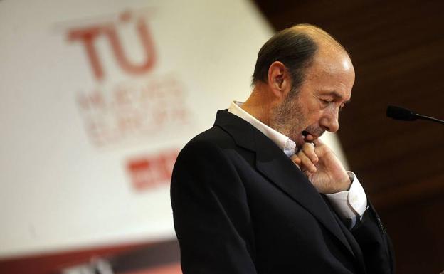 Los políticos de Castilla y León muestran sus condolencias por la muerte de Rubalcaba en Twitter