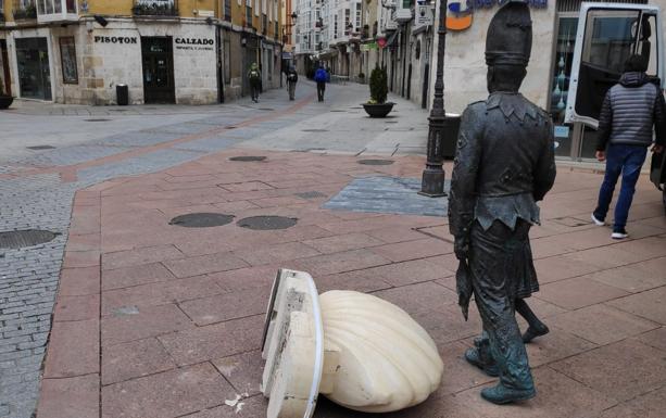 Un nuevo acto de vandalismo en la escultura del Tetín y el Danzante