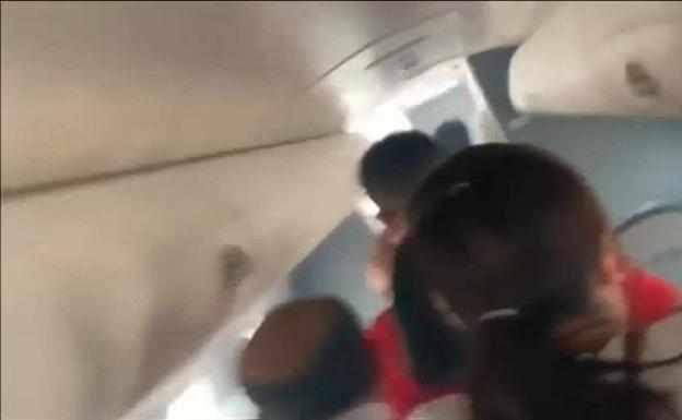 El milagroso aterrizaje de un avión sin ruedas delanteras en Birmania