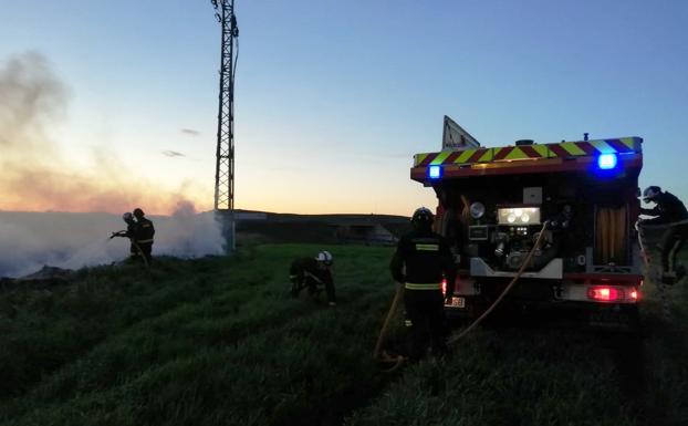 Los bomberos sofocan un conato de incendio en Villagonzalo Pedernales