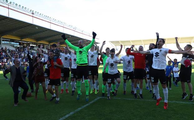 Comunión entre plantilla y afición para celebrar la salvación