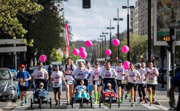 25 corredores solidarios «empujaron» en la maratón de Vitoria-Gasteiz para hacer visible la ataxia telangiectasia