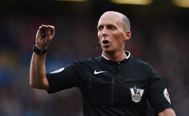 Mike Dean, árbitro en la Premier y fanático del Tranmere Rovers