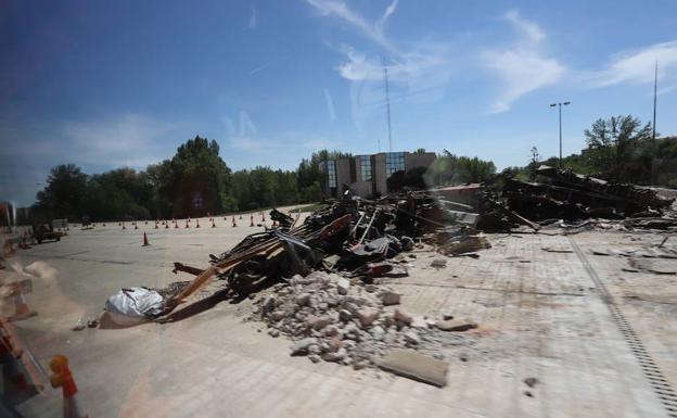 Tudanca siente «emoción» al ver demolidas las casetas del peaje de la antigua AP-1 en Burgos 