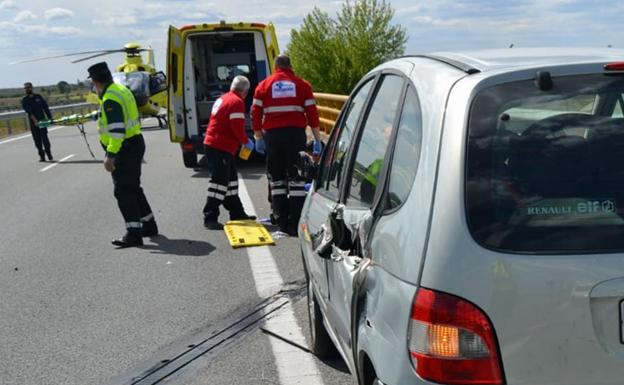 Muere, arrollado por un camión, cuando salía de su vehículo averiado en la autovía de León