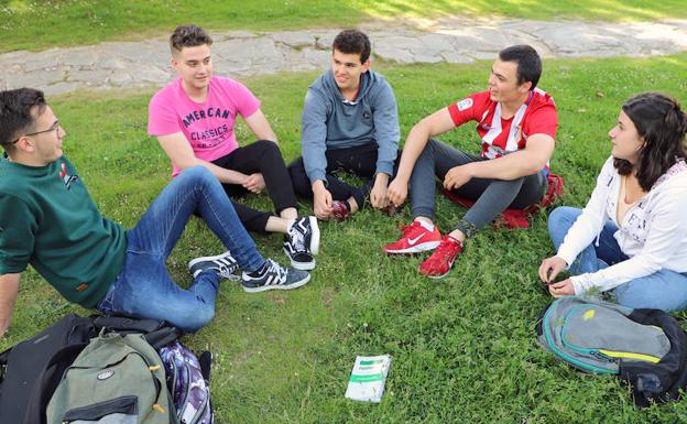 Los jóvenes burgaleses no se 'encuentran' en los discursos políticos pero votarán «al menos malo»