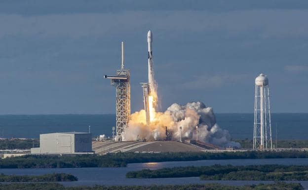 SpaceX lanza al espacio los primeros satélites que crearán su propia red de internet