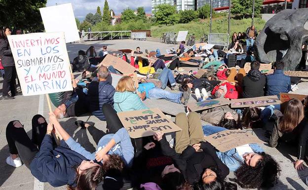 Una sentada estudiantil reivindica en Burgos acciones contra el cambio climático