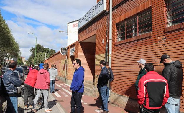 La afición del Burgos CF, inquieta por el futuro del club