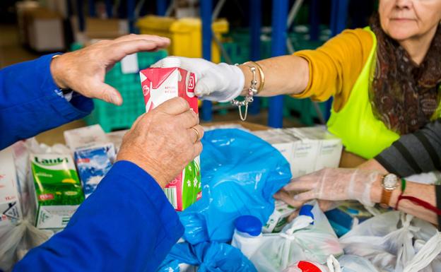 La Obra Social 'la Caixa' y el Banco de Alimentos de Burgos impulsan la gran recogida de leche para combatir la pobreza alimentaria