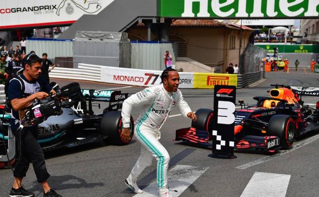 Hamilton festeja su 'pole' más sufrida y Ferrari se autosabotea