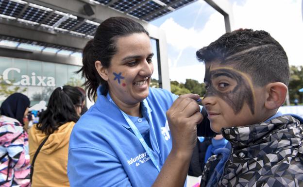 Voluntarios de 'la Caixa' participan en una jornada lúdica para niños en situación de vulnerabilidad