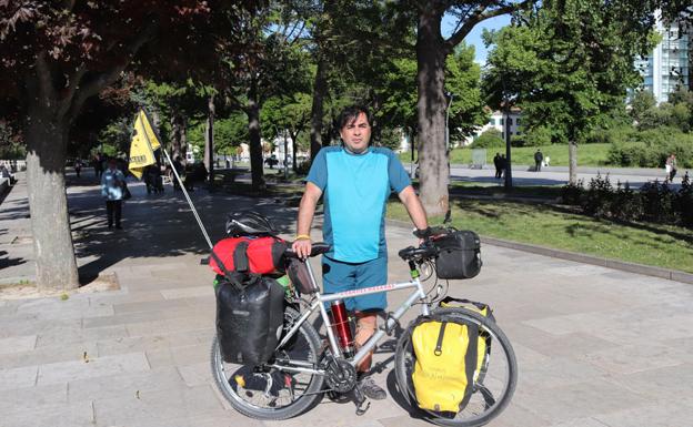 En Burgos, camino de Barcelona para una vuelta al mundo en bicicleta