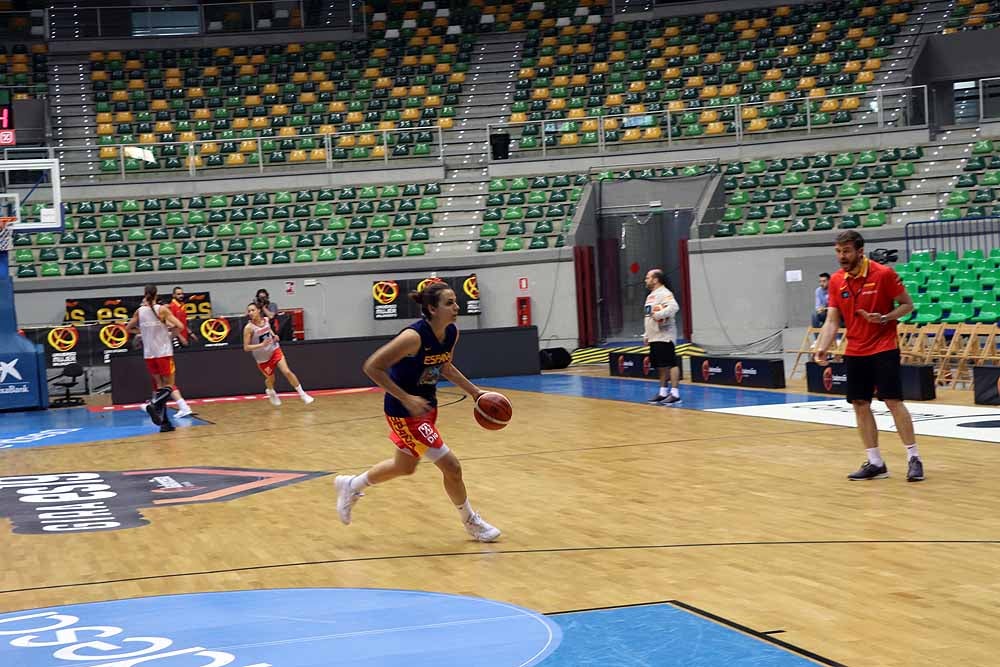 Imágenes del entrenamiento de la selección femenina de Baloncesto en el Coliseum Burgos