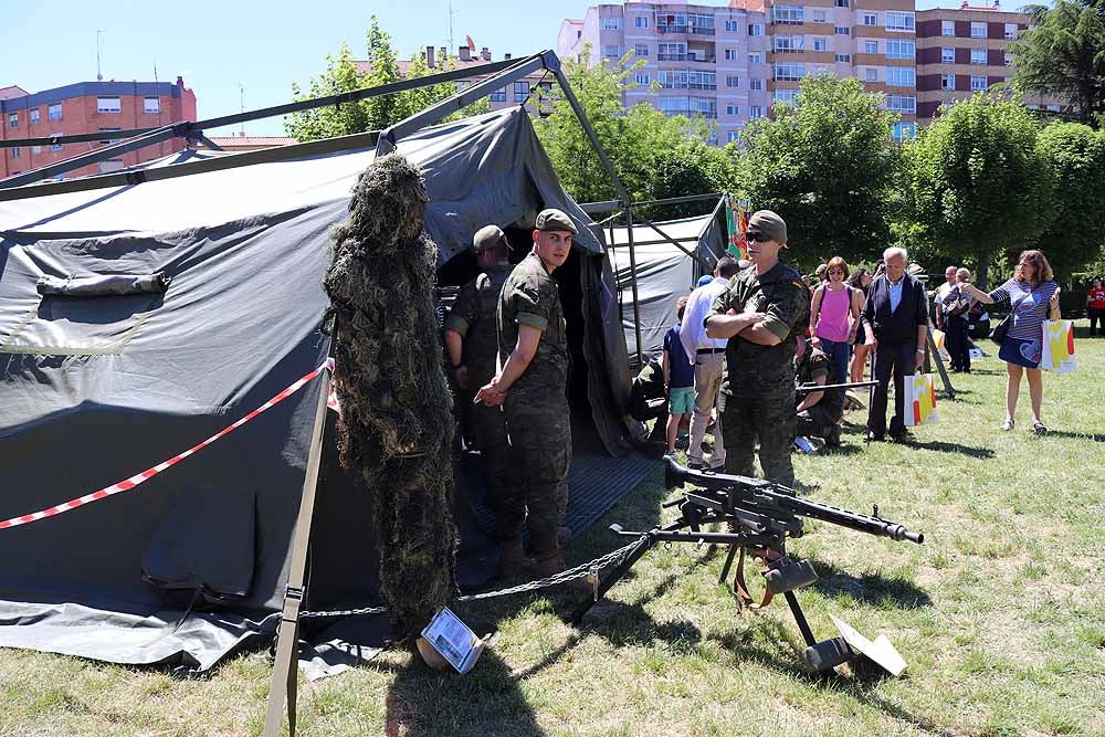 Una exposición de equipamiento y material militar para celebrar el Día de las Fuerzas Armadas en Burgos