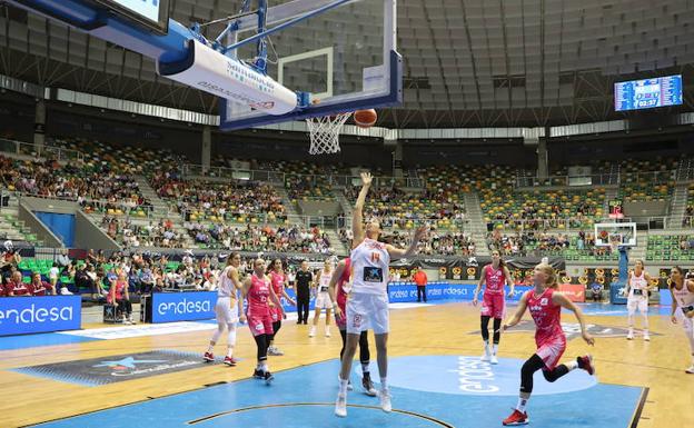 España se impone con autoridad en el primer partido de preparación