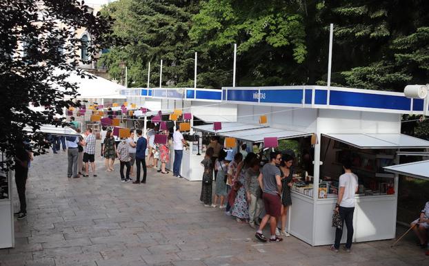 Los libreros se despiden de una «muy buena» feria, con ventas y éxito en la programación pese a la clasura del Escape Book