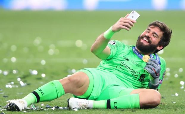 Alisson redondea a un Liverpool campeón