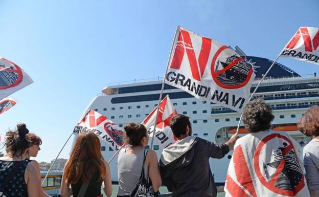 Cuatro heridos al chocar un crucero con otro barco en Venecia