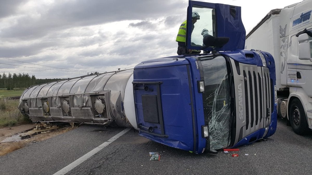 Un camión cisterna con aceite de pescado vuelca en la A-62 a la altura de Estépar