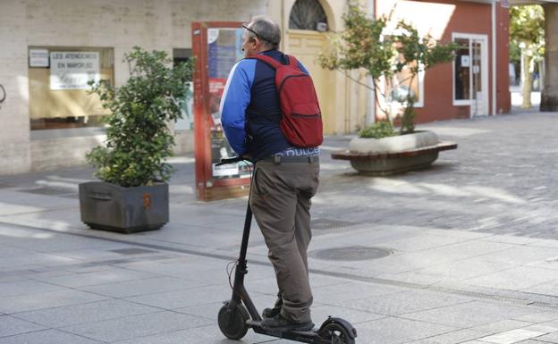 El Procurador del Común pide a los municipios que regulen el uso de patinetes eléctricos