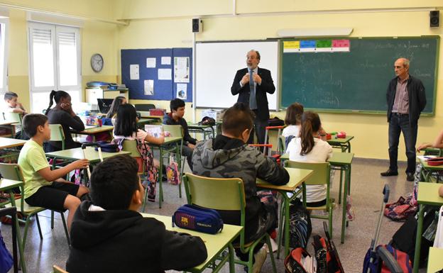 Alumnos del CEIP Francisco de Vitoria recaudan 1.158 euros en su mercadillo solidario para Cruz Roja en Burgos