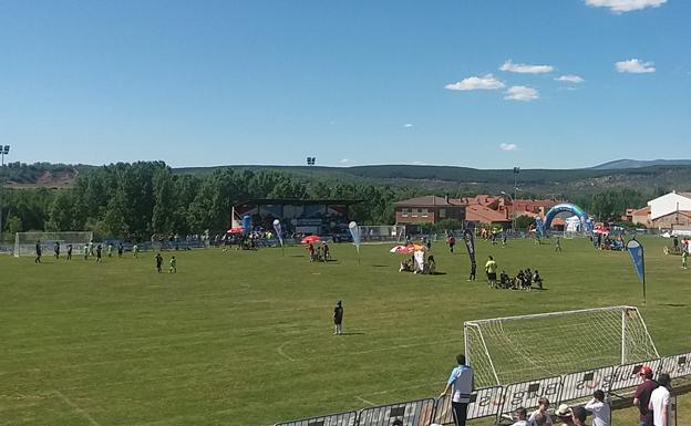 Un total de 600 jóvenes participan en el XXI torneo de fútbol 7 'Dinosaurios Cup' en Salas de los Infantes