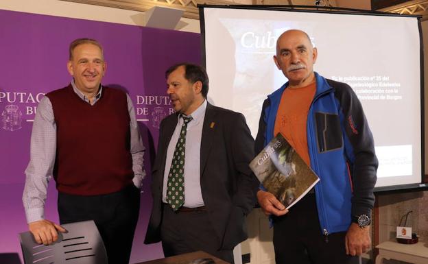 El 50 aniversario del descubrimiento de la Galería de las Huellas en Ojo Guareña, protagonista de la revista 'Cubía'