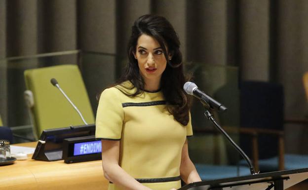 Amal Clooney ejerce de activista en Barcelona