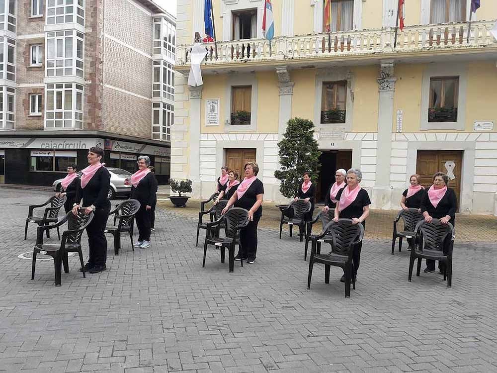 Las vecinas de Pradoluengo bailan a favor de la lucha contra el cáncer