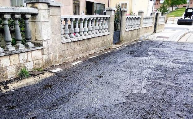 Dos vecinos de Burgos llevan más de cinco años reclamando una acera, que sí tiene la casa vecina, al Ayuntamiento