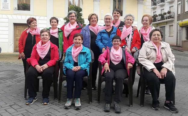 Las vecinas de Pradoluengo bailan a favor de la lucha contra el cáncer