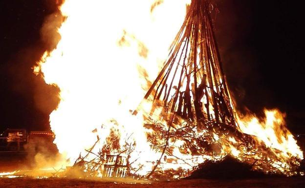 El Ayuntamiento asume la Hoguera de San Juan, con la ayuda de la peña Los Sanjuanes pero sin los vecinos de la barriada