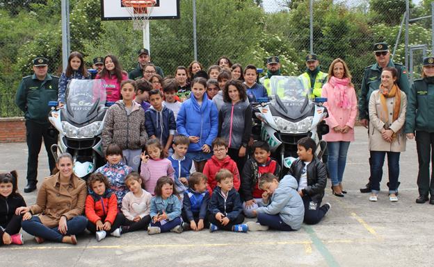 La Guardia Civil visita el CEIP Montes Obarenes, en Pancorbo